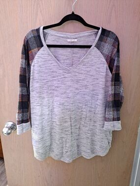 Maurices Light Gray V-Neck Sweatshirt with Plaid Raglan Sleeves